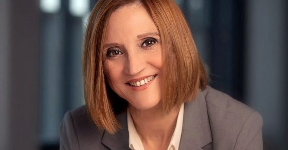 Retrato de la periodista Tana Collados con americana gris
