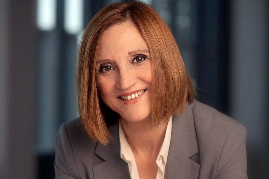Retrato de la periodista Tana Collados con americana gris