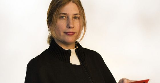Retrato de la gestora cultural Varda Sokolowicz, vestida de negro