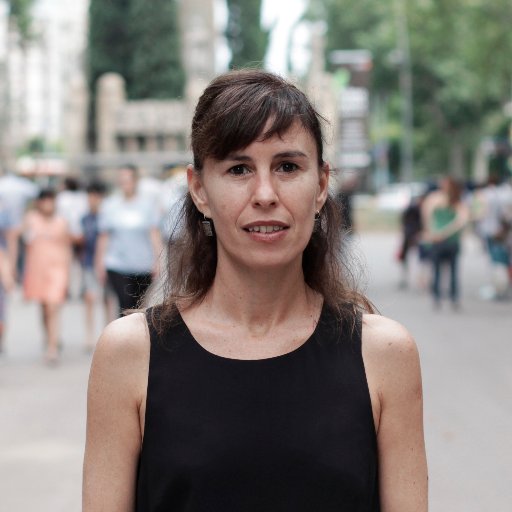 Retrato de Verónica Nieto Foco en una calle con gente