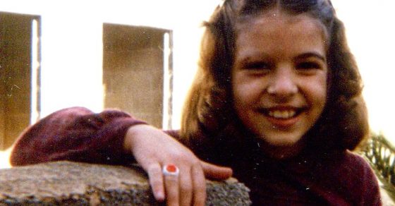 roser amills de niña cicatriz sobre la ceja y anillo