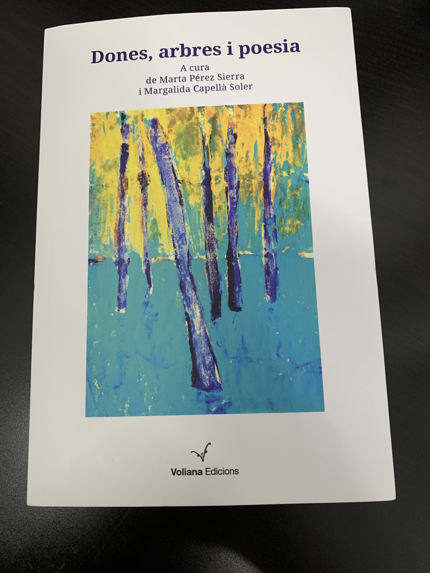 Dones, arbres i poesia recull 130 dones poetes que s’emmirallen, d’una manera o altra, en la natura i donen valor als arbres com a éssers vius, a través de la paraula