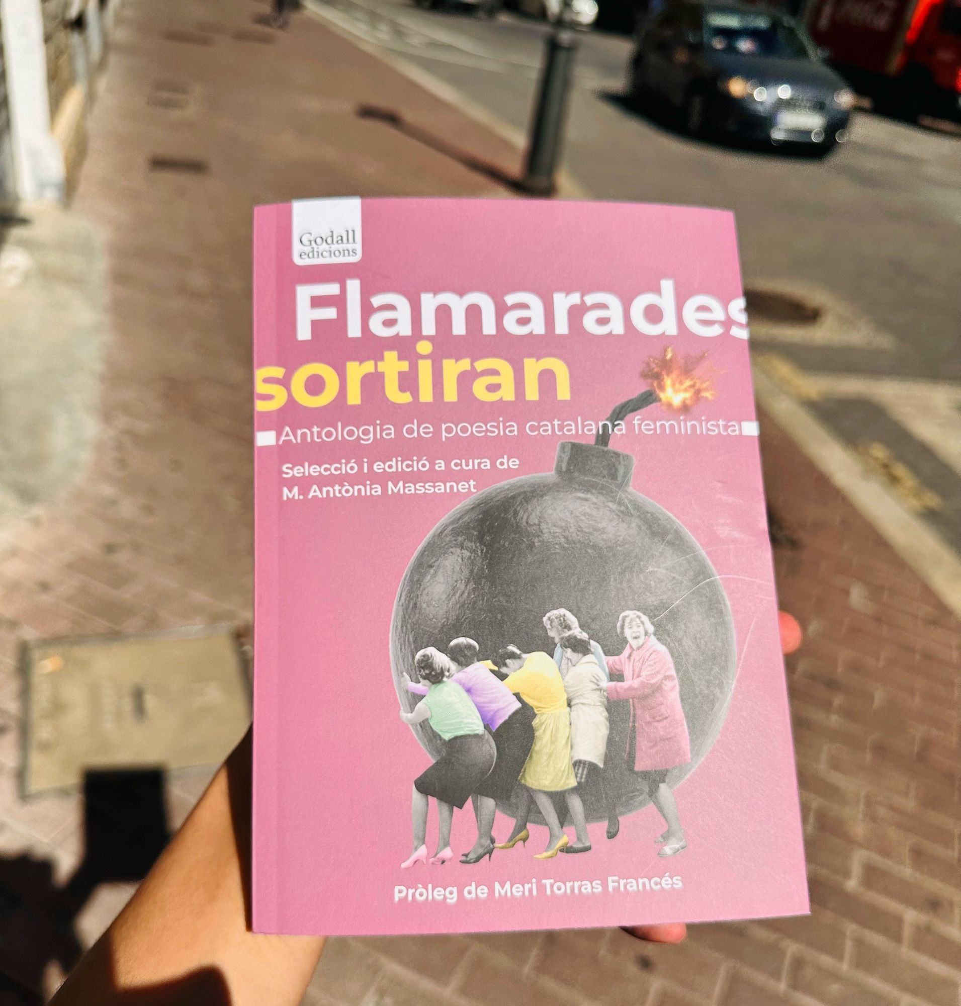 Roser Amills recita «Flamarades sortiran» en Manacor Poètic, en la Institució Pública Antoni M. Alcover