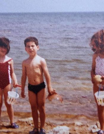 roser amills con sus hermanos de niña en la playa