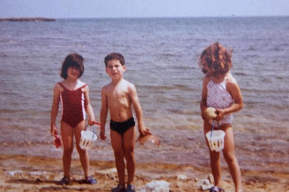 roser amills, en la playa, con sus hermanos, 1982