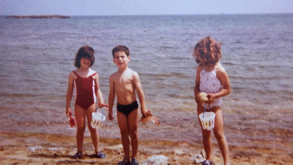 roser amills, en la playa, con sus hermanos, 1982