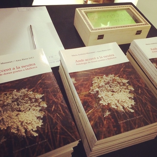 Amb accent a la neutra, antologia de poesia que inclou a Roser Amills
