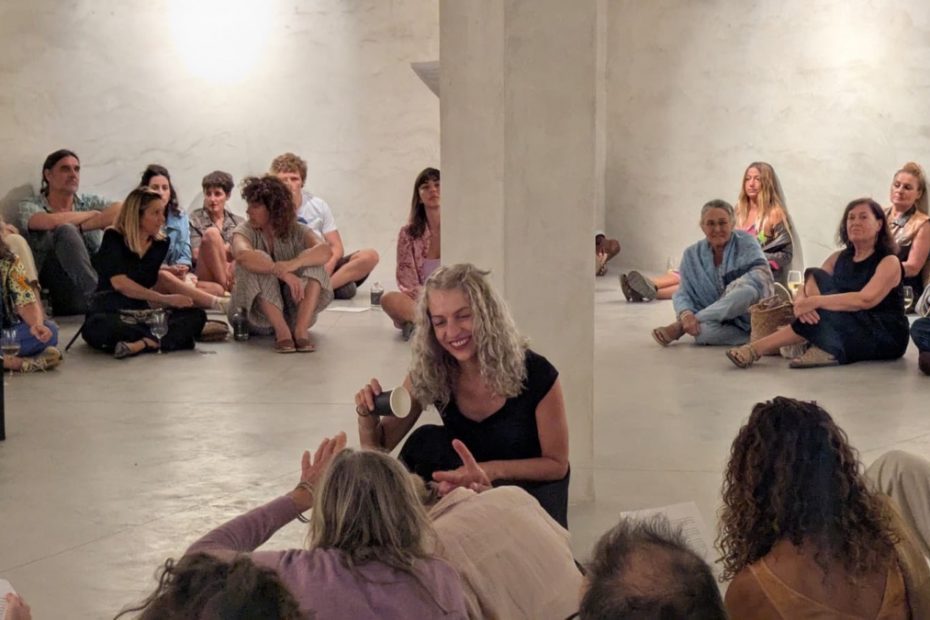 Diario de Ibiza: así fue la inauguración de Roser Amills del festival Territori con "Hilo de voz" - Roser Amills, escritora mallorquina