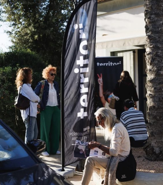 Diario de Ibiza: así fue la inauguración de Roser Amills del festival Territori con "Hilo de voz" - Roser Amills, escritora mallorquina