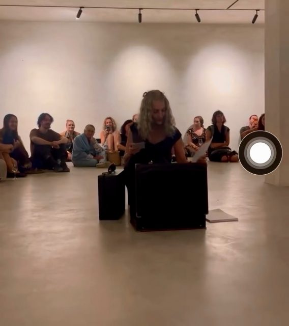 Diario de Ibiza: así fue la inauguración de Roser Amills del festival Territori con "Hilo de voz" - Roser Amills, escritora mallorquina