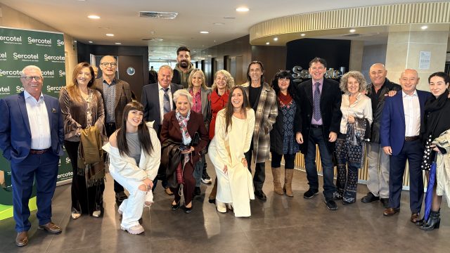 Roser Amills, ganadora del premio de novela, con los demás ganadores de los Premios Ciudad de Badajoz 2025