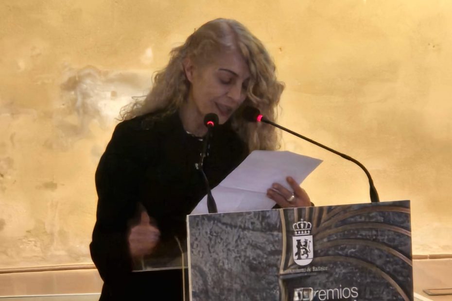 Roser Amills, ganadora del premio de novela, durante la entrega de los Premios Ciudad de Badajoz 2025
