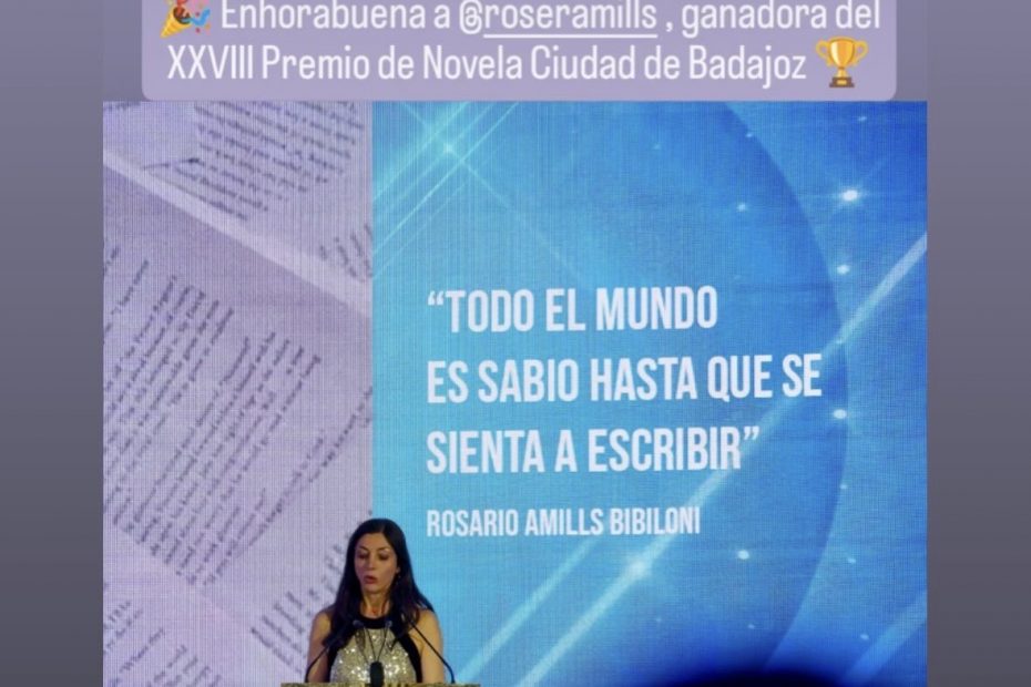 Roser Amills, ganadora del premio de novela, durante la entrega de los Premios Ciudad de Badajoz 2025