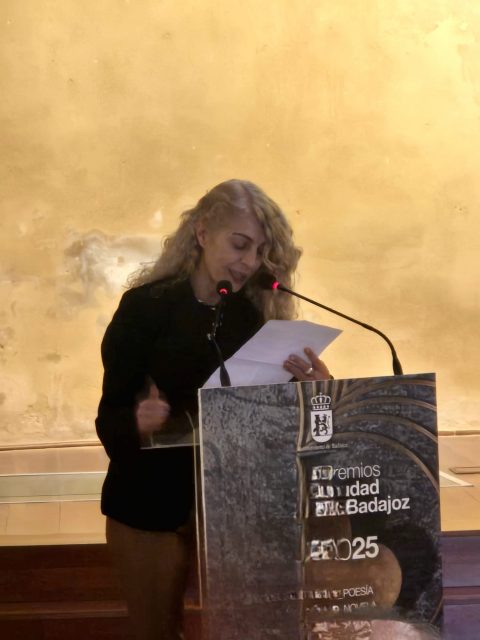 Roser Amills, ganadora del premio de novela, durante la entrega de los Premios Ciudad de Badajoz 2025