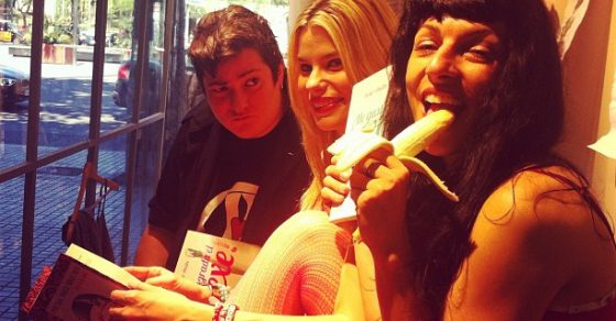 Roser Amills Maria Lapiedra I Txus Garcia Performance En El Escaparate De La Mallorquina