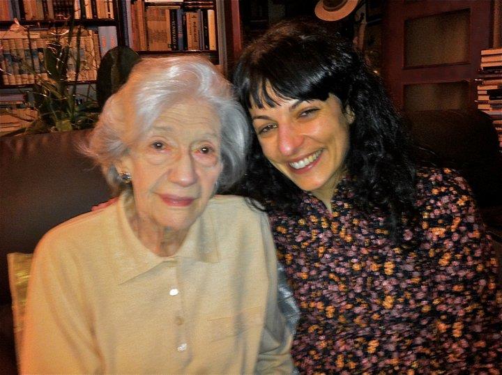 Roser Amills y Ana María Matute posan juntas en una casa con estanterías de libros