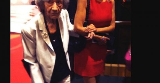 Ana María Matute con bastón y chaqueta blanca en la gala del Premio Planeta 2013, junto a una mujer de rojo