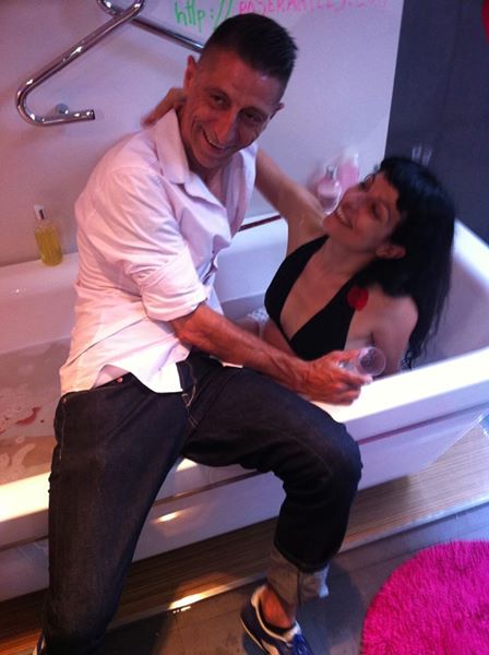 Andrés Juberías sentado en el borde de una bañera junto a Roser Amills durante una performance