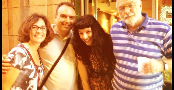 Anna Aguilar-Amat, un acompañante, Roser Amills y Vassilis Manousakis posan de noche en una calle de Barcelona