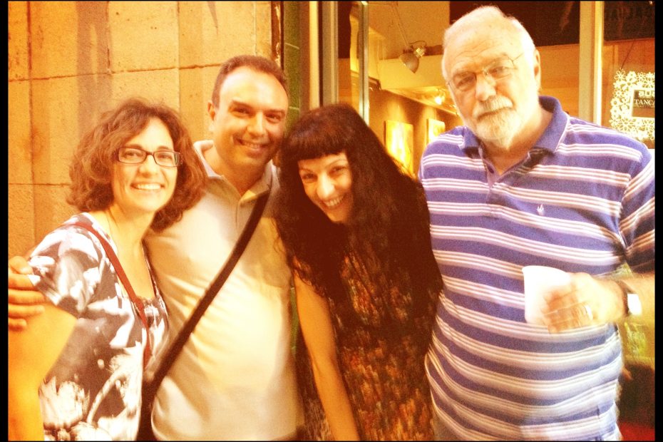Anna Aguilar-Amat, un acompañante, Roser Amills y Vassilis Manousakis posan de noche en una calle de Barcelona