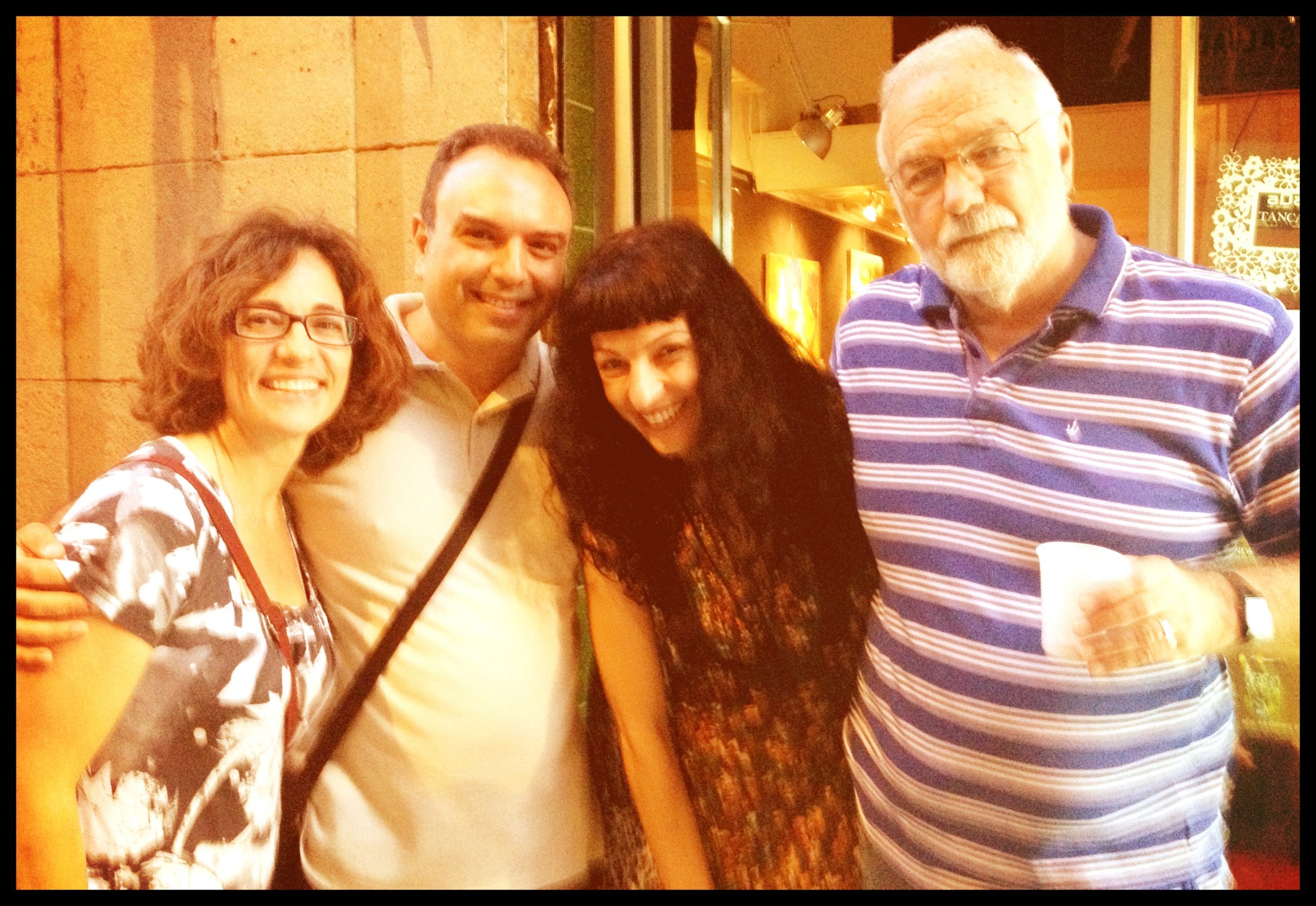 Anna Aguilar-Amat, un acompañante, Roser Amills y Vassilis Manousakis posan de noche en una calle de Barcelona
