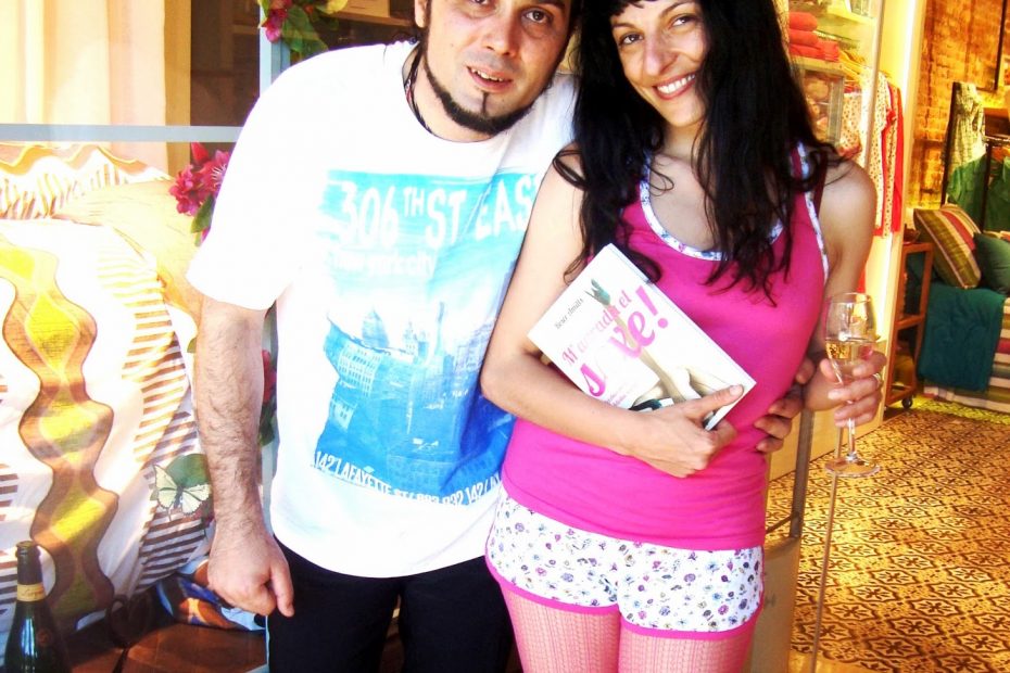 Roser Amills, en pijama y con su libro, junto a Antonio Moyano en la tienda La Mallorquina