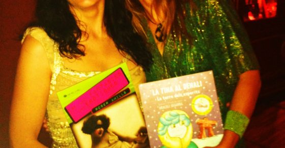 Roser Amills y Araceli Segarra sostienen sus libros premiados con La Llança de Sant Jordi 2012