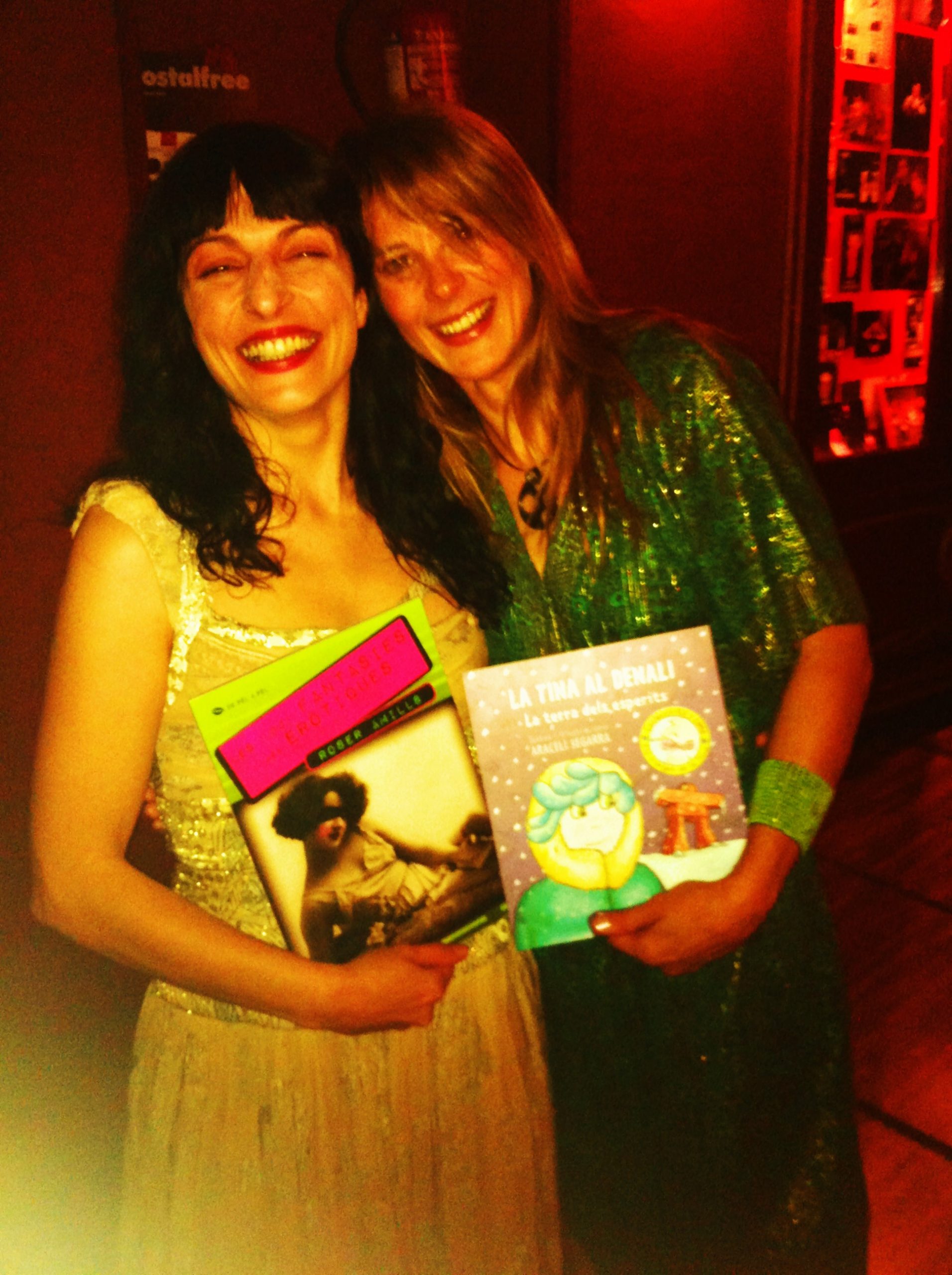Roser Amills y Araceli Segarra sostienen sus libros premiados con La Llança de Sant Jordi 2012