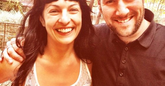 Roser Amills y Carlos Latre, abrazados y sonrientes, al aire libre