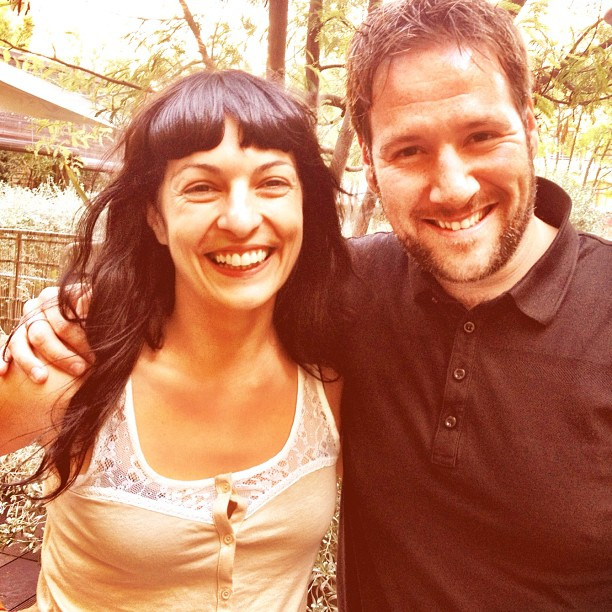 Roser Amills y Carlos Latre, abrazados y sonrientes, al aire libre