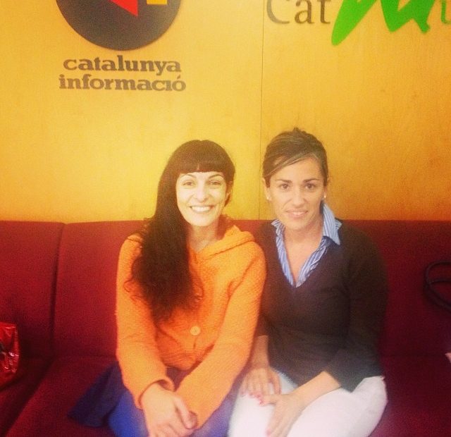 Roser Amills y Emma Ribas sentadas en un sofá rojo de Catalunya Informació