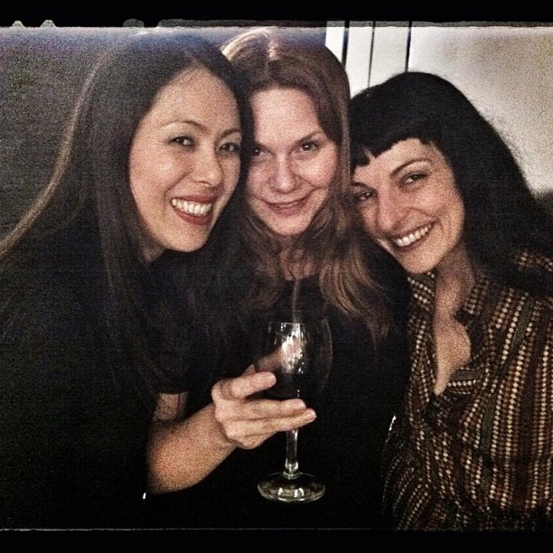 Erika Lust, con una copa de vino, entre Conrad Roset y Roser Amills