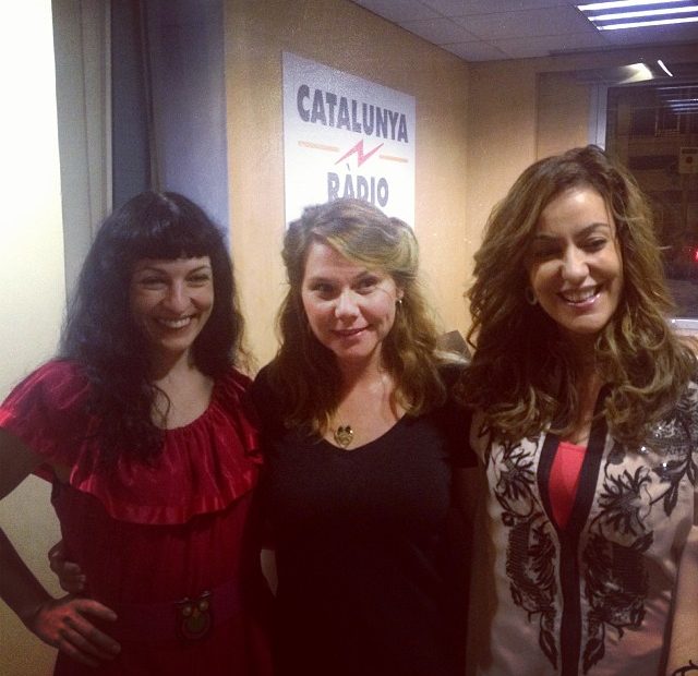 Roser Amills, Erika Lust y Maria de la Pau Janer de pie ante el logo de Catalunya Ràdio