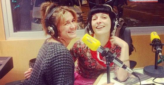 Iolanda Batallé y Roser Amills, con auriculares, ante el micrófono de Catalunya Ràdio