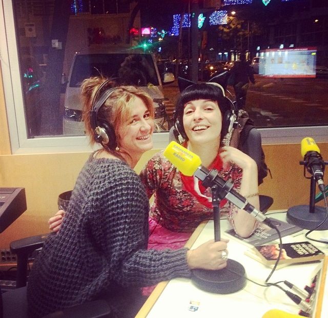 Iolanda Batallé y Roser Amills, con auriculares, ante el micrófono de Catalunya Ràdio