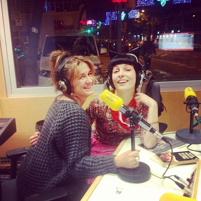 Iolanda Batallé y Roser Amills, con auriculares, ante el micrófono de Catalunya Ràdio