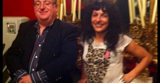 Jaime Barrachina y Roser Amills en un salón rojo con espejos dorados y candelabros