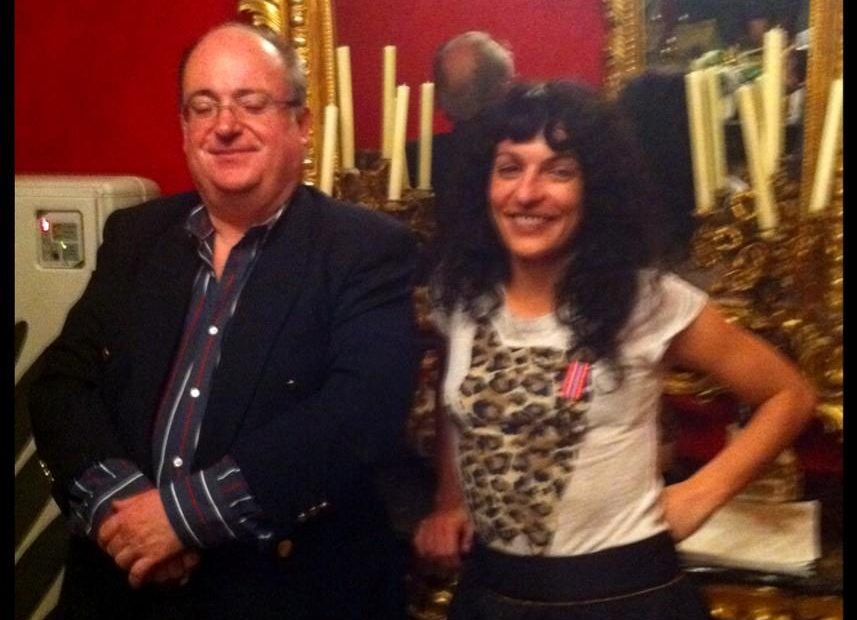 Jaime Barrachina y Roser Amills en un salón rojo con espejos dorados y candelabros