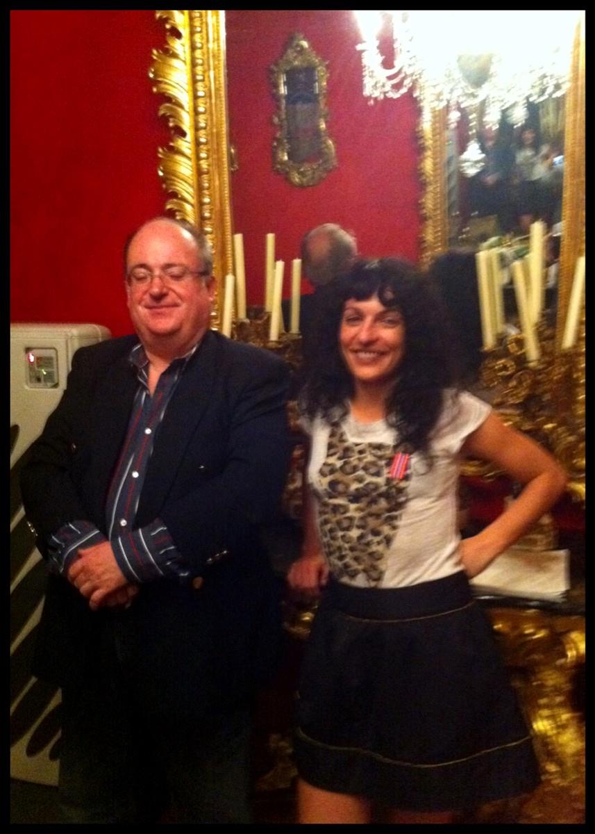Jaime Barrachina y Roser Amills en un salón rojo con espejos dorados y candelabros