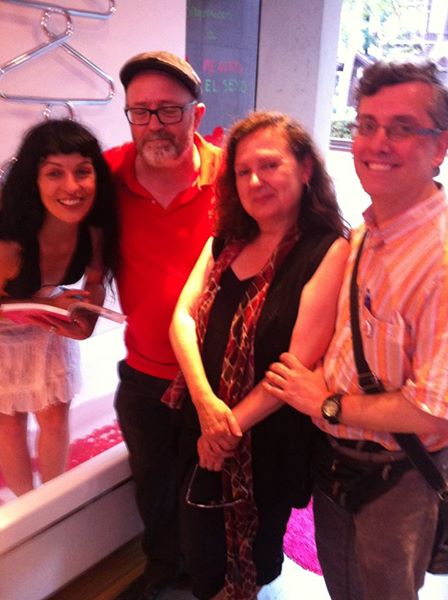 Roser Amills, Jaime D. Parra i dos amics, drets al costat d'una banyera
