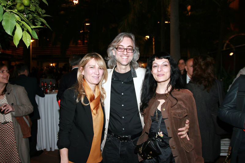 Joana Bonet, Víctor Amela y Roser Amills de noche en la fiesta de la revista Qué Leer