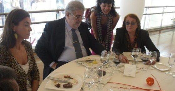 Roser Amills, de pie, con José Manuel Lara, Carmen Posadas y Rosa Regàs sentados a una mesa redonda