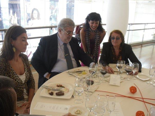Roser Amills, de pie, con José Manuel Lara, Carmen Posadas y Rosa Regàs sentados a una mesa redonda