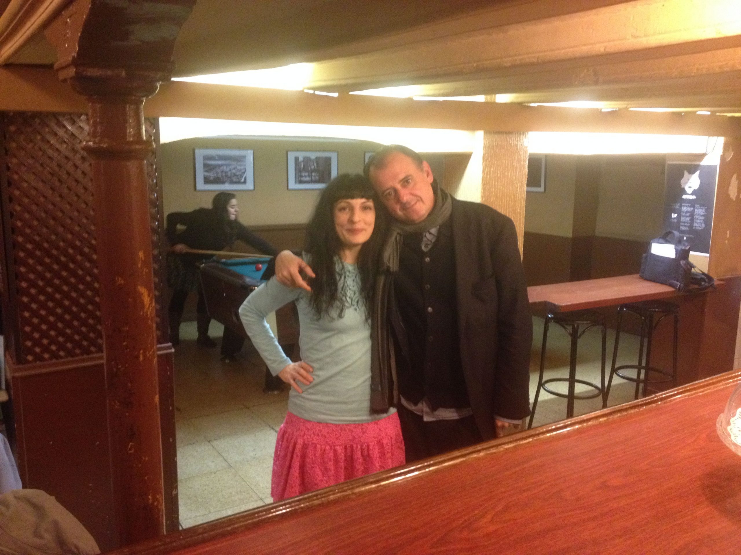 Roser Amills y Josep Gamell posan juntos en un bar