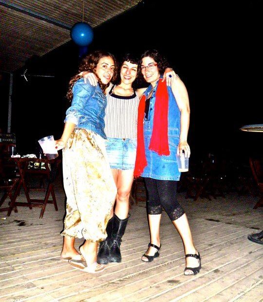 Tres mujeres posan de noche en una terraza de madera, entre ellas Roser Amills y Lídia Penelo