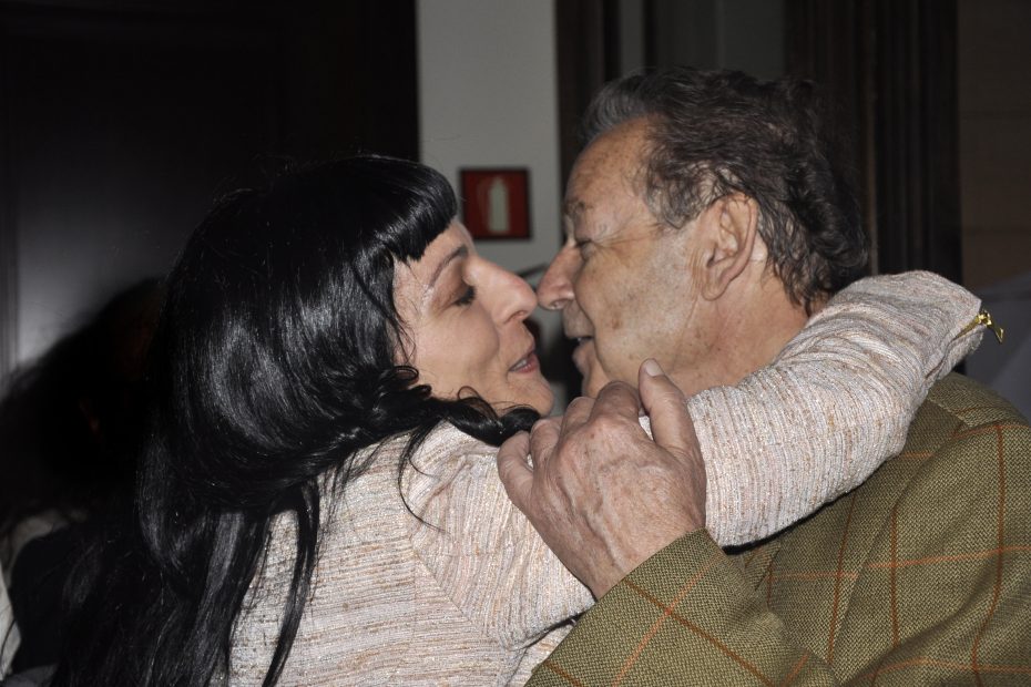 Fotografía en blanco y negro de Roser Amills besando a Luis Racionero