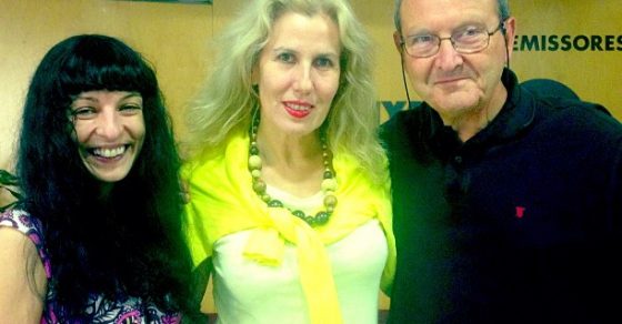 Roser Amills con Montse Neira, que sostiene su libro, y Adolf Tobeña en Catalunya Ràdio