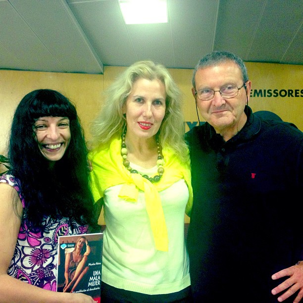 Roser Amills con Montse Neira, que sostiene su libro, y Adolf Tobeña en Catalunya Ràdio