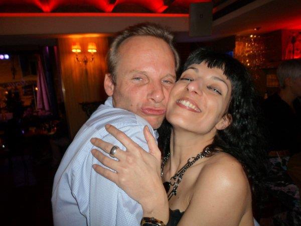 Niko Mosch abraza a Roser Amills en un local con luz roja
