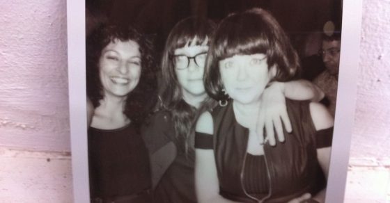 Polaroid en blanco y negro de Roser Amills, Isabel Coixet y Núria Ribó, abrazadas